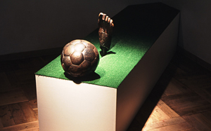 2002年<br />「(ワールドカップは大人を子供にする)」